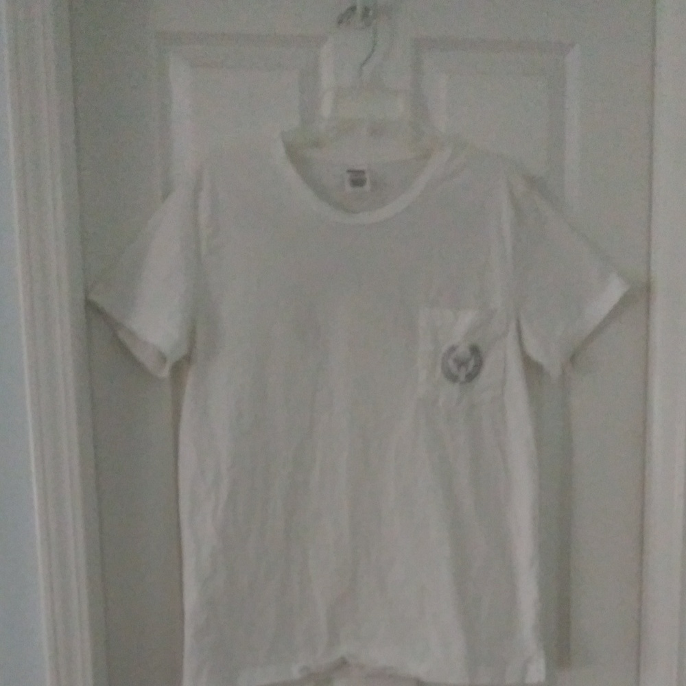 💜PINK tee w/ lots of detail.